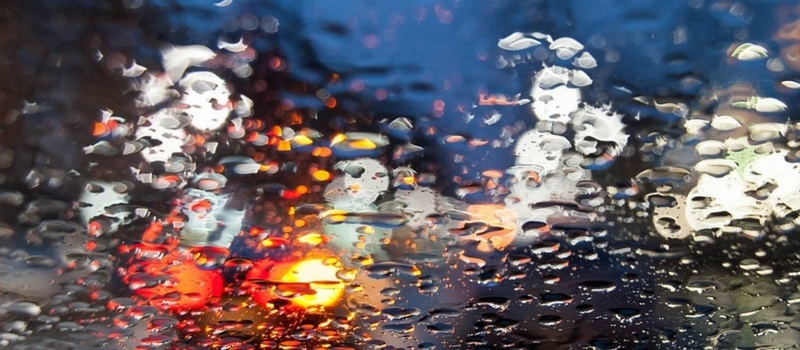 Biztonságos vezetéshez esőben